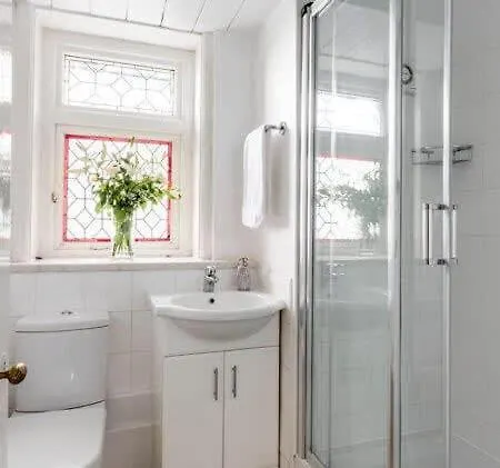 The Lookout - Beautiful Sea Views Holiday home